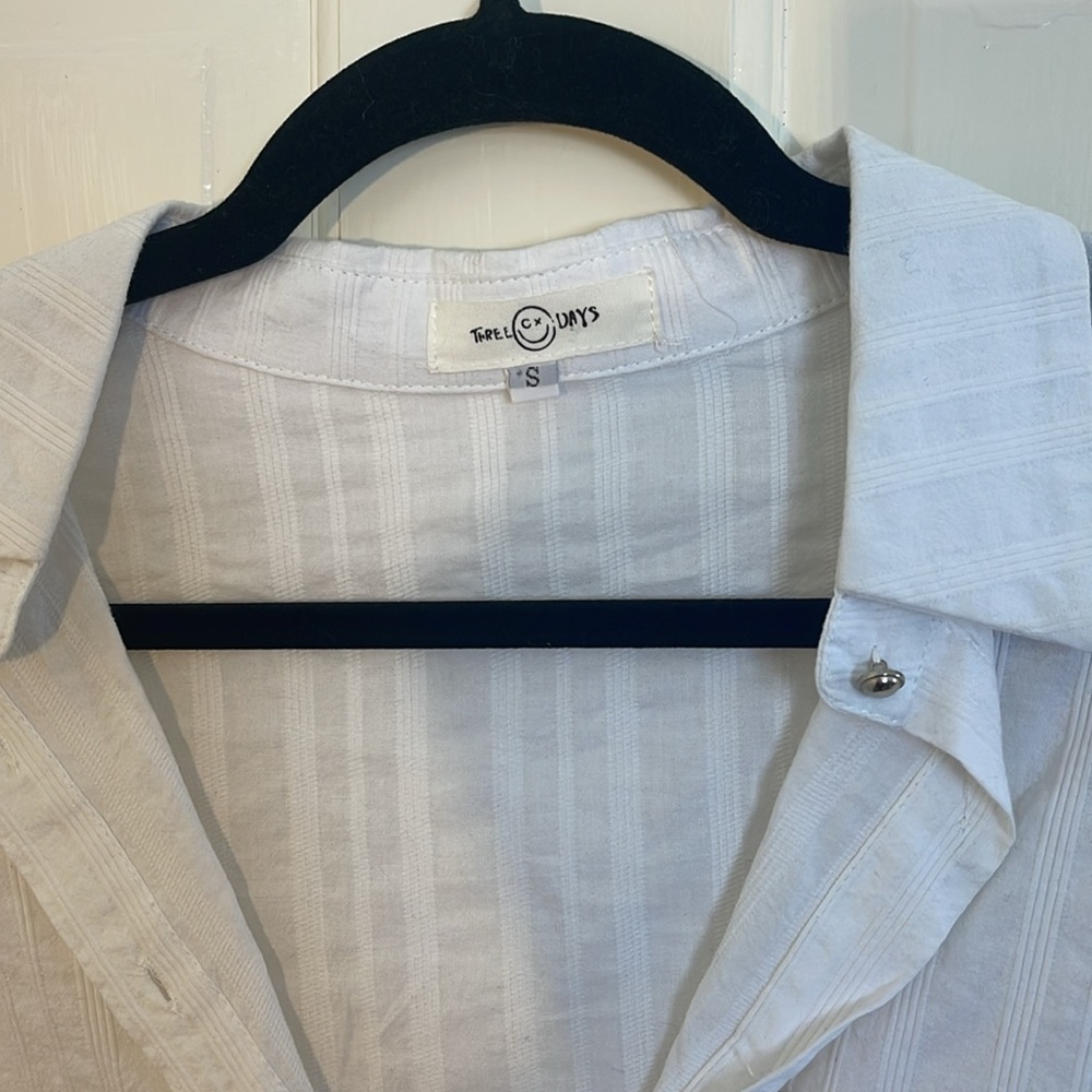 Fun white blouse - Picture 3 of 4